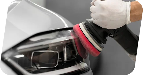 Os faróis são restaurados com uma máquina de polimento para melhorar a visibilidade, remover a oxidação e realçar a aparência do carro.